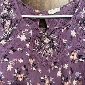 Gently Used Purple Sleeveless Flowy Lace Top